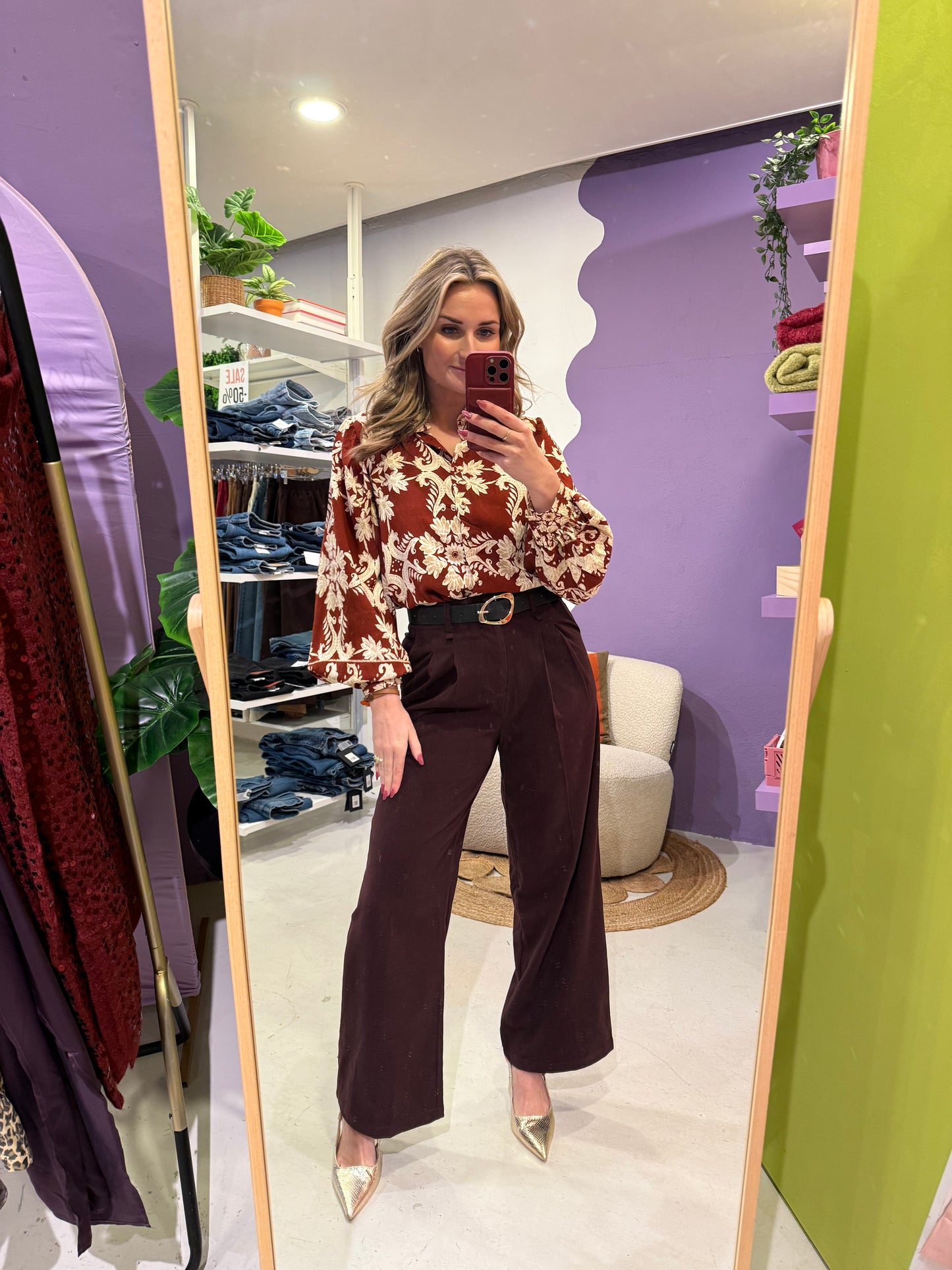 Pantalon bordeaux met riem