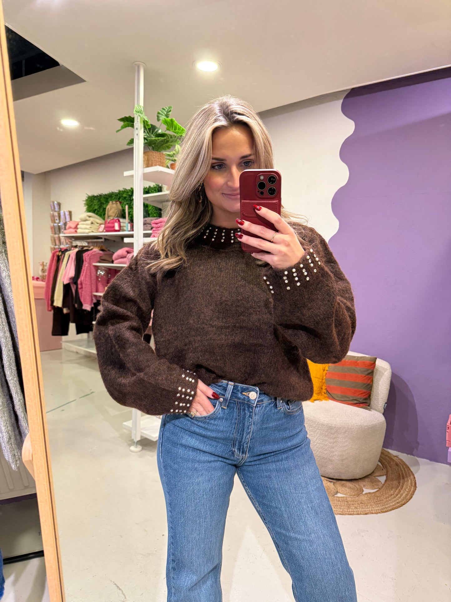 Bruine trui met parel en glitter details
