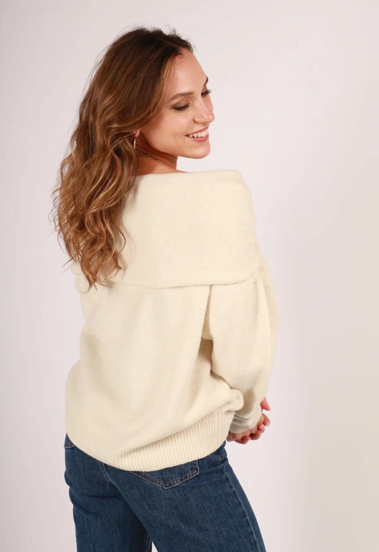 Off-shoulder trui met detail aan voorkant ecru
