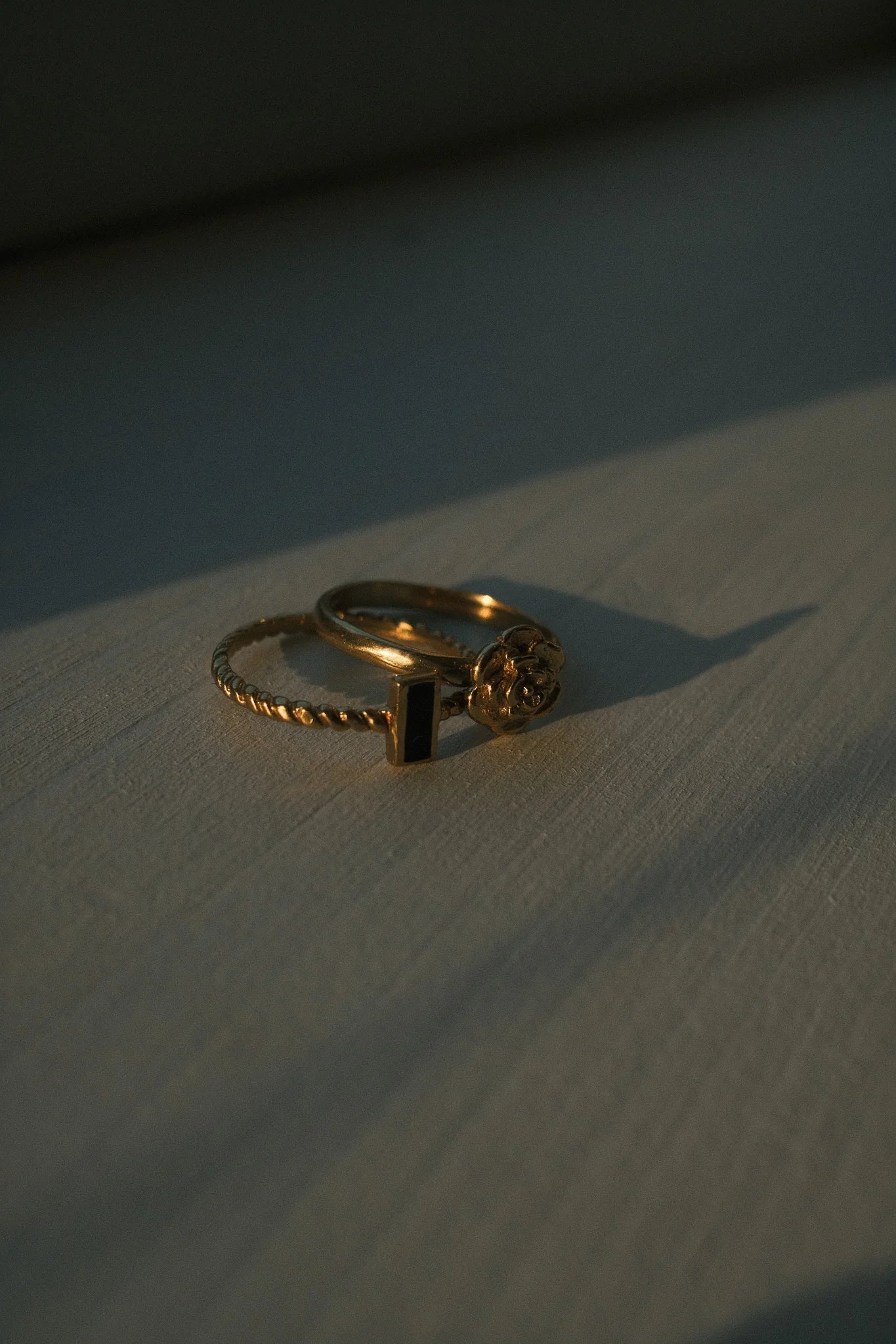 Ring Twisted Black Baquette Stone Brass