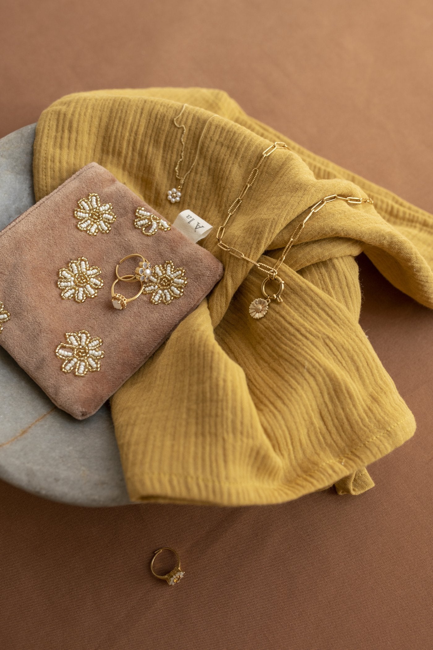 Goudkleurige bloem ring met roze chalcedoon edelsteen en zoetwaterparel