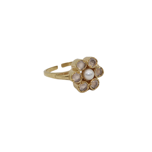 Goudkleurige bloem ring met roze chalcedoon edelsteen en zoetwaterparel